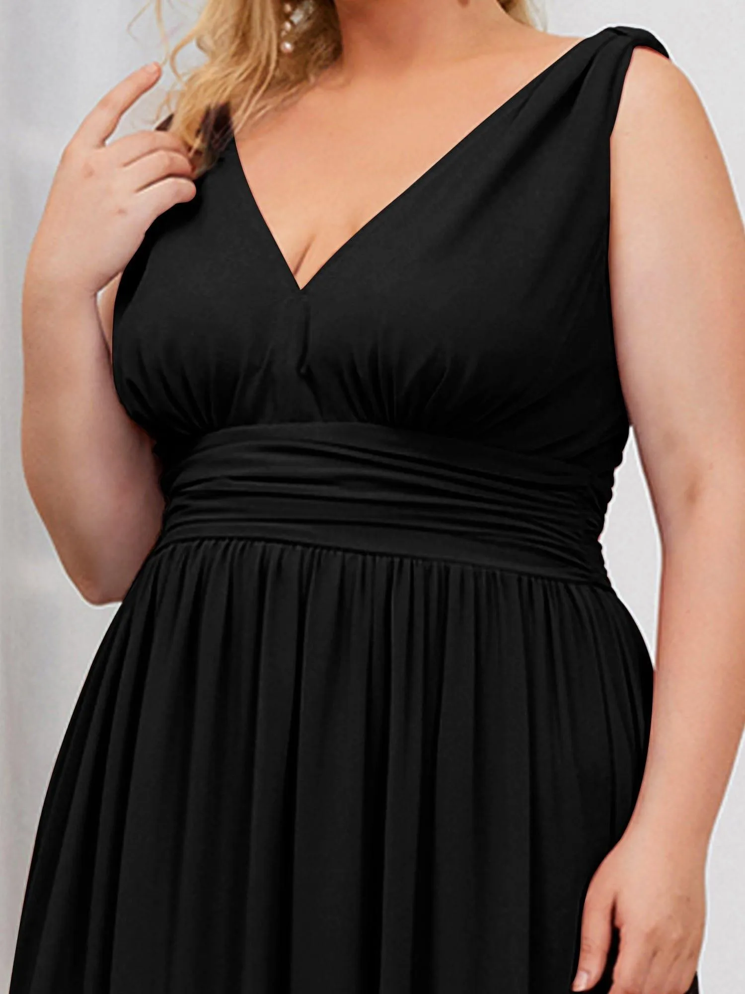Plus Size Sleeveless V-Neck Chiffon Semi Bridesmaid Dress