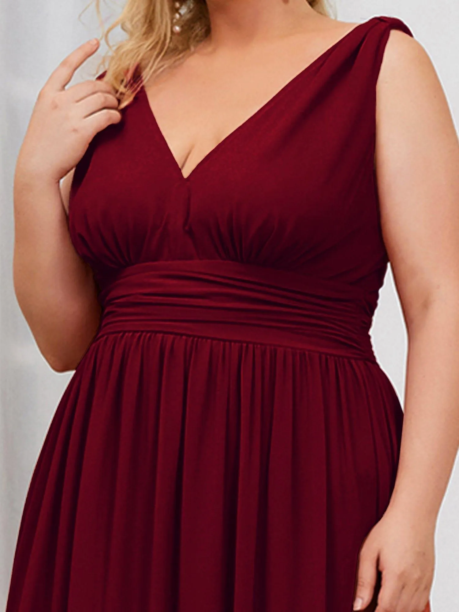 Plus Size Sleeveless V-Neck Chiffon Semi Bridesmaid Dress